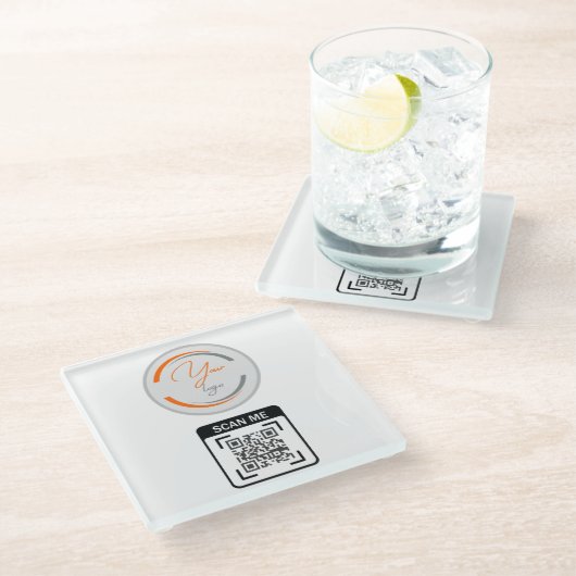 Einfaches Logo QR-Code Geschäft Weiß Glasuntersetzer (Schrägansicht)