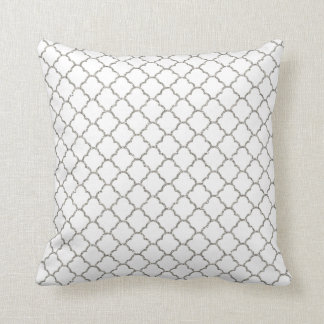Einfaches marokkanisches Muster in glänzendem Silb Kissen