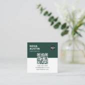 Einfaches Minimal-Firmenlogo Moderner QR-Code Quadratische Visitenkarte (Stehend Vorderseite)
