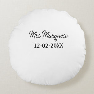 einfaches minimales Monogramm Frau Herr Name Datum Rundes Kissen