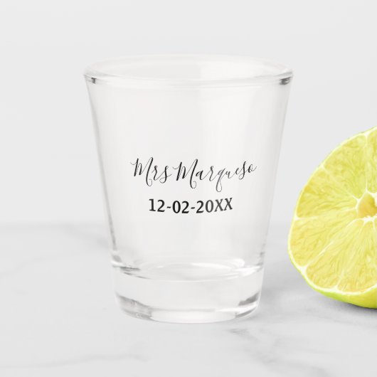 einfaches minimales Monogramm Frau Herr Name Datum Schnapsglas (Vorderseite)