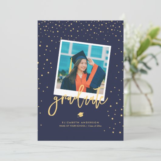 Einfaches Minimalistisch Graduate Foto Abschluss Ankündigung (Stehend Vorderseite)
