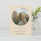 Einfaches Minimalistisches Foto | Beige Hochzeit Einladung (Stehend Vorderseite)