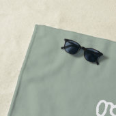 Einfaches Minimalistisches Namensdesign im Sage-be Strandtuch (Beispiel)