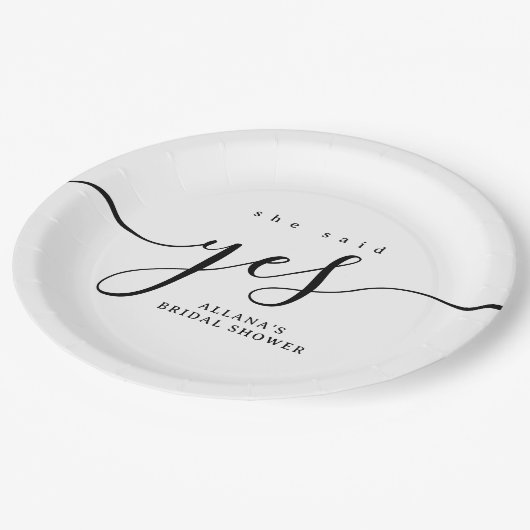 Einfaches Minimalistisches Schwarz-Weiß-Brautparty Pappteller (Schrägansicht)