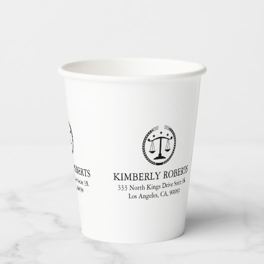 Einfaches, minimalistisches Schwarz-Weiß-Logo Pappbecher (Rückseite)