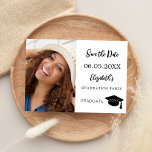 Einfaches modernes Foto Abschluss Save The Date<br><div class="desc">Ein Foto Save the Date eine Karte für einen Abschluss. vorne: Fügen Sie Ihr eigenes Foto in vertikaler Größe des Absolventen hinzu. Ein schick weißer Hintergrund, schwarzer Text. Vorlagen für Namen und Datum. Der Name und der Text: Save the Date sind mit einem modernen handgeschriebenen Stilskript geschrieben. Mit einer Kappe,...</div>