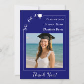 Einfaches modernes Foto Blau Absolventin Sie hat e Dankeskarte (Vorderseite)