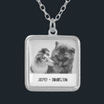 Einfaches, modernes Foto für Haustiere oder Person Versilberte Kette<br><div class="desc">Fügen Sie Ihr eigenes Foto und Text hinzu, um ein einzigartiges Foto Geschenk zu machen. Diese Halskette oder Pendant ist bereit, mit Ihrem Foto und Ihren eigenen Namen oder Nachricht in bedrängten schwarzen Schreibmaschinen Stil Buchstaben angepasst werden. Der schlichte, moderne Schwarz-Weiß-Stil ist mit Fotos in Schwarz/Weiß oder Farbtönen ausgezeichnet. Zeigen...</div>