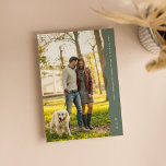 Einfaches, modernes Foto Save The Date<br><div class="desc">Einfach, aber stilvoll, besticht das Hotel Save the Date durch eine moderne und trendige Linienführung sowie eine einfache Typografie für Ihre Hochzeitsdetails. Mit einem großen Foto vorne und einem weiteren hinten ist es eine großartige Möglichkeit, Ihre Verlobung Fotos zu zeigen. Der Rand und die Rückseite sind in Weiß grün, aber...</div>