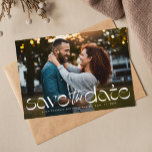 Einfaches, modernes Foto Save The Date<br><div class="desc">Datum freihalten! Dieses stilvolle, einzigartige Foto Save the Date-Design bietet eine trendige Typenbehandlung in Weiß am unteren Rand eines horizontalen Fotos zusammen mit Ihrem benutzerdefinierten Text. Es ist eine perfekt moderne Karte, um Ihre Verlobung und kommende Hochzeit bekannt zu geben. Die Rückseite ist klassisch hellgrau mit einem zweiten Foto und...</div>