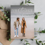 Einfaches, modernes Foto Save The Date<br><div class="desc">Diese einfache, aber stilvolle Foto Save the Date Karte ist der perfekte Weg, um Ihre Verlobung und bevorstehende Hochzeit zu Freunden und Familie anzukündigen. An der Vorderseite dieses senkrechten Save the Date befindet sich eine moderne, weiße Typenbearbeitung, die an der Spitze eines Single-Fotos steht. Die Rückseite ist eine schicke greige...</div>