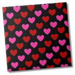 Einfaches modernes Herzmuster Fliese<br><div class="desc">Niedliche Helle Moderne Schwarz Rosa Herz Muster Keramik Tile. Super süß kleiner Druck mit roten und rosa Herzen. Perfekt für einen niedlichen Druck oder natürlich Valentinstag! Wählen Sie die Hintergrundfarbe aus, um Ihre Bedürfnisse Anzug! Ob Sie gewollt haben, diese Kachel als kleinen Untersetzer oder Trivet für einen Drink oder Teller...</div>