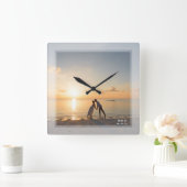 Einfaches modernes Minimalistisches Hochzeitsszena Quadratische Wanduhr (Zuhause)