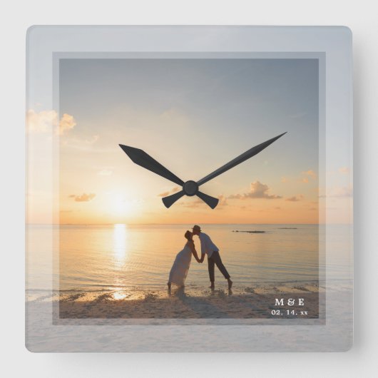 Einfaches modernes Minimalistisches Hochzeitsszena Quadratische Wanduhr (Vorderseite)