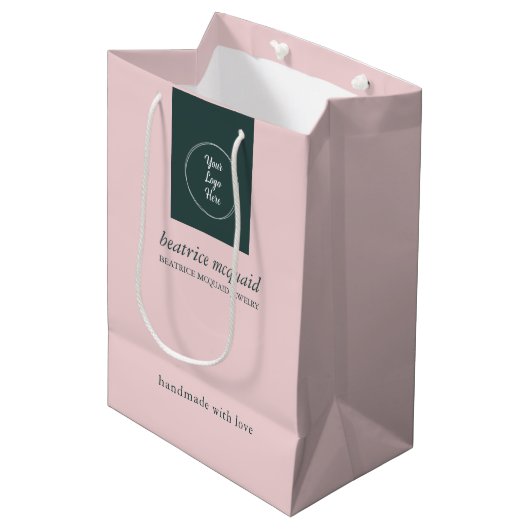 Einfaches, modernes Rosa-Logo Mittlere Geschenktüte (Vorderseite Schrägansicht)