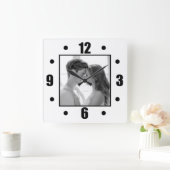 Einfaches, modernes Schwarz-Weiß-Foto Quadratische Wanduhr (Zuhause)