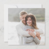 Einfaches, modernes Script Dress Code Foto Wedding Einladung (Rückseite)