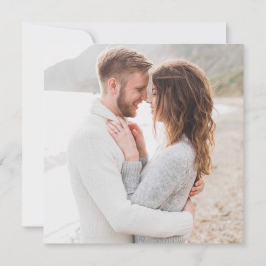 Einfaches, modernes Script Dress Code Foto Wedding Einladung (Rückseite)