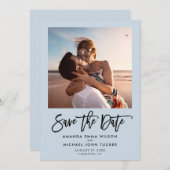 Einfaches, modernes Script Dusty Blue Chic Foto Save The Date (Vorne/Hinten)