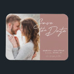 Einfaches modernes Script-Foto Save the Date Hochz Magnet<br><div class="desc">Elegantes und modernes Design mit einem Typografie-Skript Save the Date und Ihrem Lieblings-Foto vor einem blütigen Hintergrund. Ideal,  um Ihre kommende Hochzeit in einer modischen,  minimalistischen Art und Weise zu verkünden. Einfache Anpassung wichtiger Details und Ihr bestes Foto der Wahl.</div>