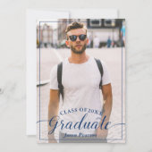 Einfaches, modernes Script Navy Blue Abschluss Fot Einladung (Vorderseite)