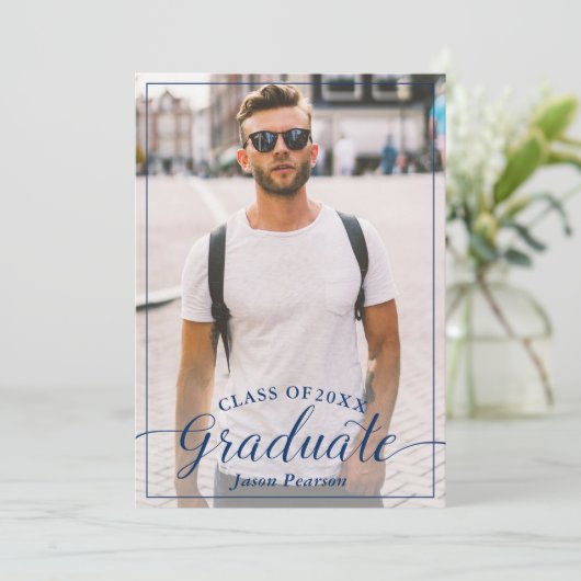 Einfaches, modernes Script Navy Blue Abschluss Fot Einladung (Stehend Vorderseite)