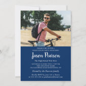 Einfaches, modernes Script Navy Blue Abschluss Fot Einladung (Rückseite)