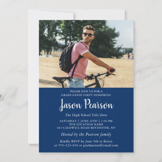 Einfaches, modernes Script Navy Blue Abschluss Fot Einladung (Rückseite)