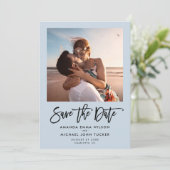 Einfaches modernes Skript Dusty Blue Chic Foto Save The Date (Stehend Vorderseite)