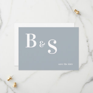 Einfaches modernes staubblaues Monogramm QR Save t The Date