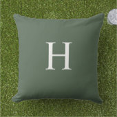 Einfaches modernes, staubgrünes Monogramm Kissen (Gras)
