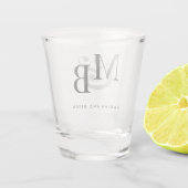 Einfaches Monogramm Hochzeit Schnapsglas (Rückseite)