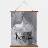 Einfaches Monogramm Modernes, neu verheiratetes Fo Wandteppich Mit Holzrahmen (Vorderseite)