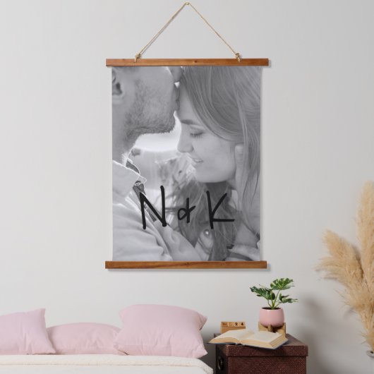 Einfaches Monogramm Modernes, neu verheiratetes Fo Wandteppich Mit Holzrahmen (Schlafzimmer)