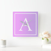 Einfaches Monogramm-| subtiles rosa/lila Ombre Quadratische Wanduhr (Zuhause)