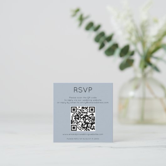 Einfaches QR-Code Dusty Blue Wedding RSVP Enclosur Begleitkarte (Stehend Vorderseite)