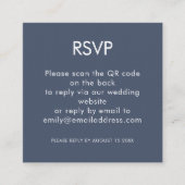 Einfaches QR Code Dusty Navy Blue Wedding RSVP Begleitkarte (Vorderseite)