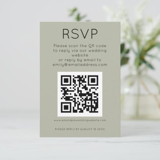 Einfaches QR Code Soft Sage Wedding RSVP Begleitkarte (Stehend Vorderseite)