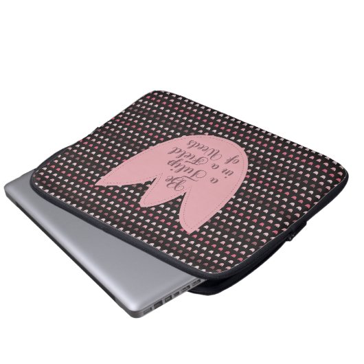 Einfaches rosa Tulip-Muster mit dunklem Hintergrun Laptopschutzhülle (Vorne Knopf)