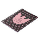 Einfaches rosa Tulip-Muster mit dunklem Hintergrun Notizblock (Linke Seite)