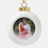 Einfaches Rotes Foto Unsere ersten Weihnachten Keramik Kugel-Ornament (Vorderseite)