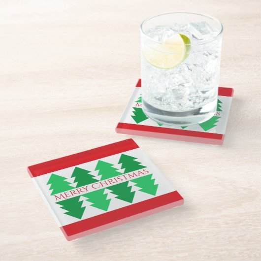 Einfaches rotes Weihnachtsdesign mit grünem Baum Glasuntersetzer (Schrägansicht)