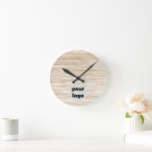 Einfaches rustikales Beige Holz mit Logo Runde Wanduhr (Zuhause)