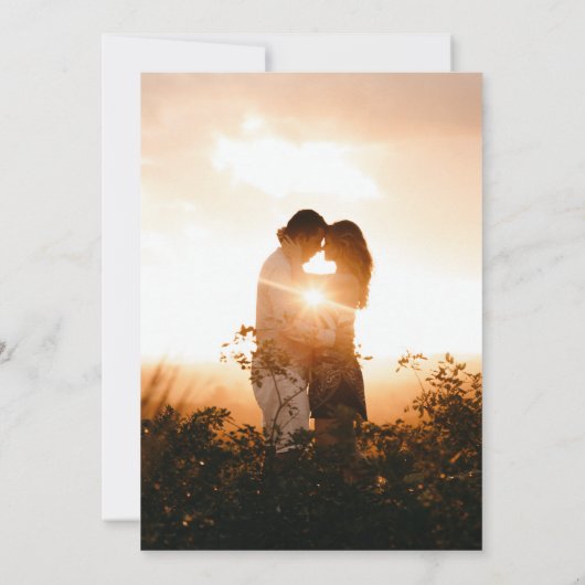 Einfaches Rustikales Fall-Beige-Hochzeitungs-Monog Einladung (Rückseite)