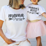Einfaches rustikales Herz-Arrow Mamas Bestie-Kind T-Shirt<br><div class="desc">Maßgeschneidertes Datums-Design mit einem rustikalen Herzpfeil für ein Kind für Mama und mich,  passend für Mütter und ihre Kinder Shirts. Würde als personalisiertes Geschenk für eine neue Mutter oder Mutter-zu-sein für eine Babydusche.</div>