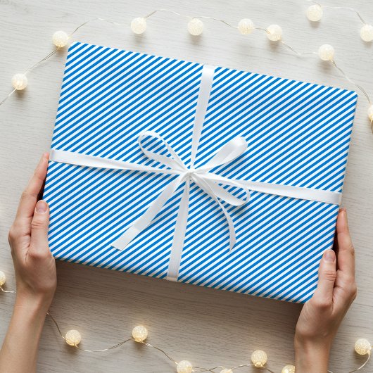 Einfaches, schmales Streifenmuster Blau Weiß Geschenkpapier