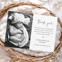 Einfaches Schwarz-Weiß-Babyfoto mit Skript-Schrift
