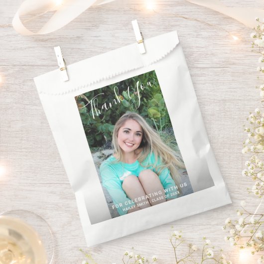 Einfaches Schwarz-Weiß-Foto Moderner Abschluss Geschenktütchen (Ausgeschnitten)