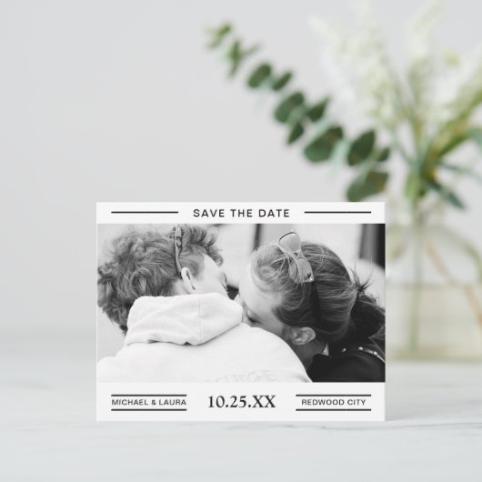 Einfaches Schwarz-Weiß-Foto Save the Date Ankündigungspostkarte (Stehend Vorderseite)